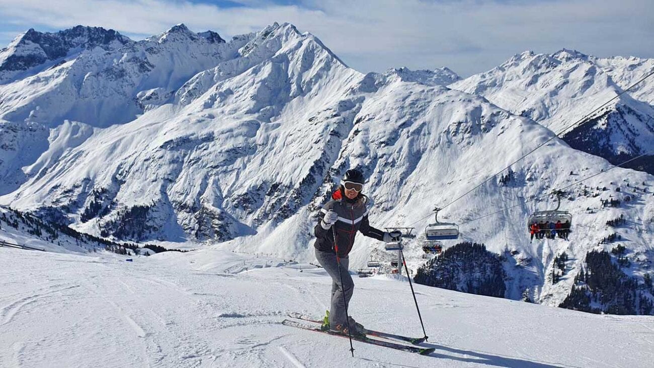 Breite Skipiste im Skigebiet St. Anton am Arlberg mit Panorama der Alpen