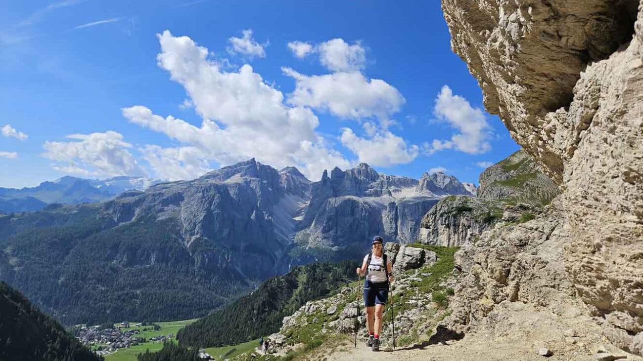 Berglandschaft rund um Corvara in Alta Badia mit markanten Dolomiten-Gipfeln.