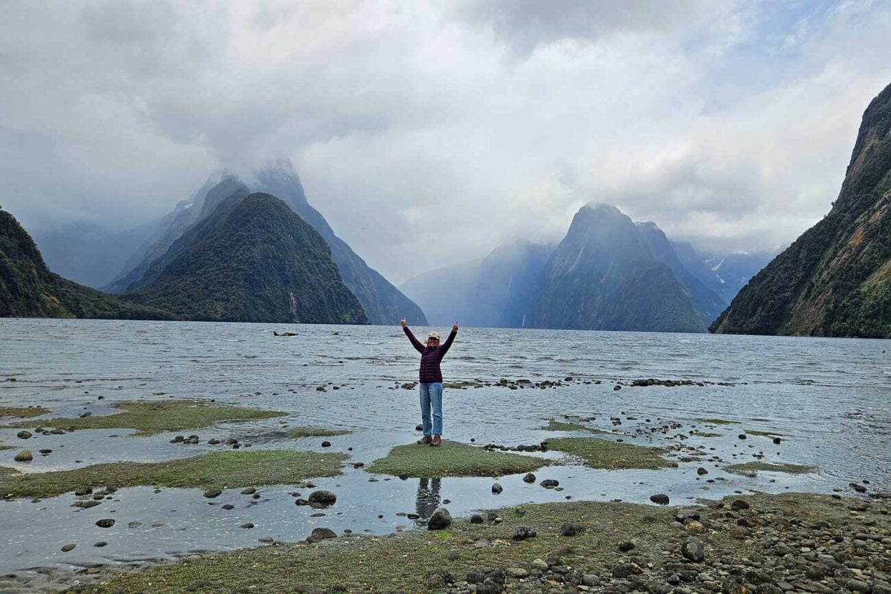 Blick vom Ufer am Milford Foreshore Walk auf den Milford Sound und Mitre Peak