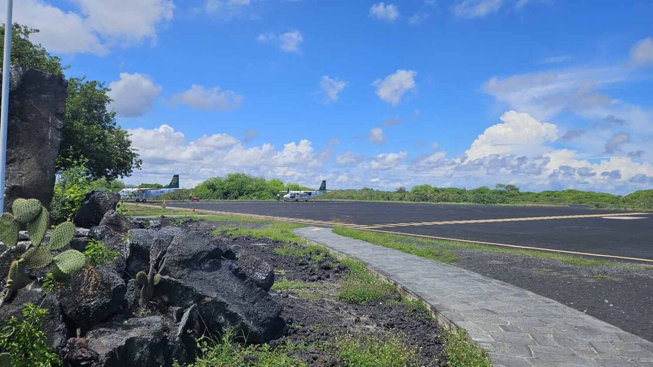 Kleine Propellermaschine für Inlandsflüge zwischen den Galápagos-Inseln
