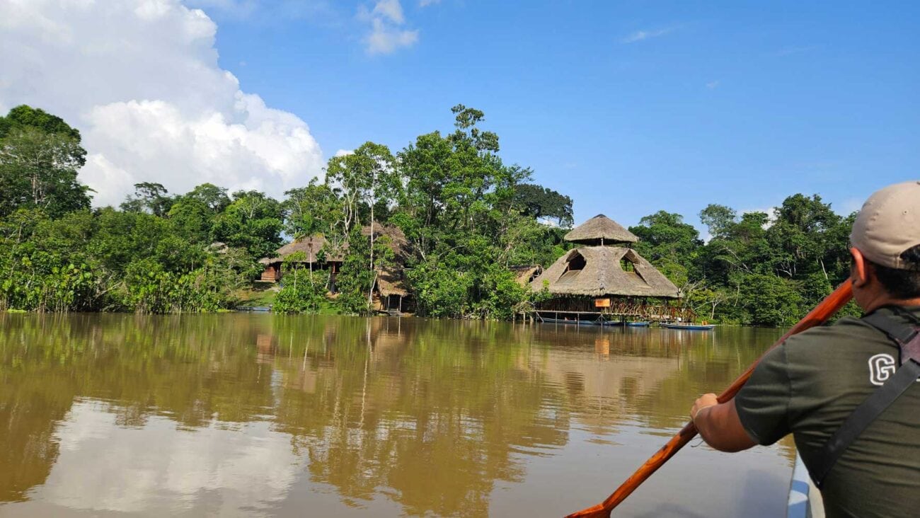 Kanu auf einem Wasserweg im Amazonas bei der Sani Lodge in Ecuador