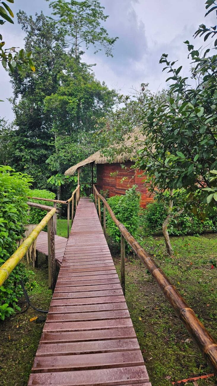 Bungalow der Sani Lodge im Amazonas von außen
