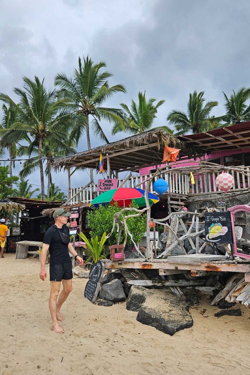Strandbar Pink Iguana am Strand von Puerto Villamil auf Isla Isabela.