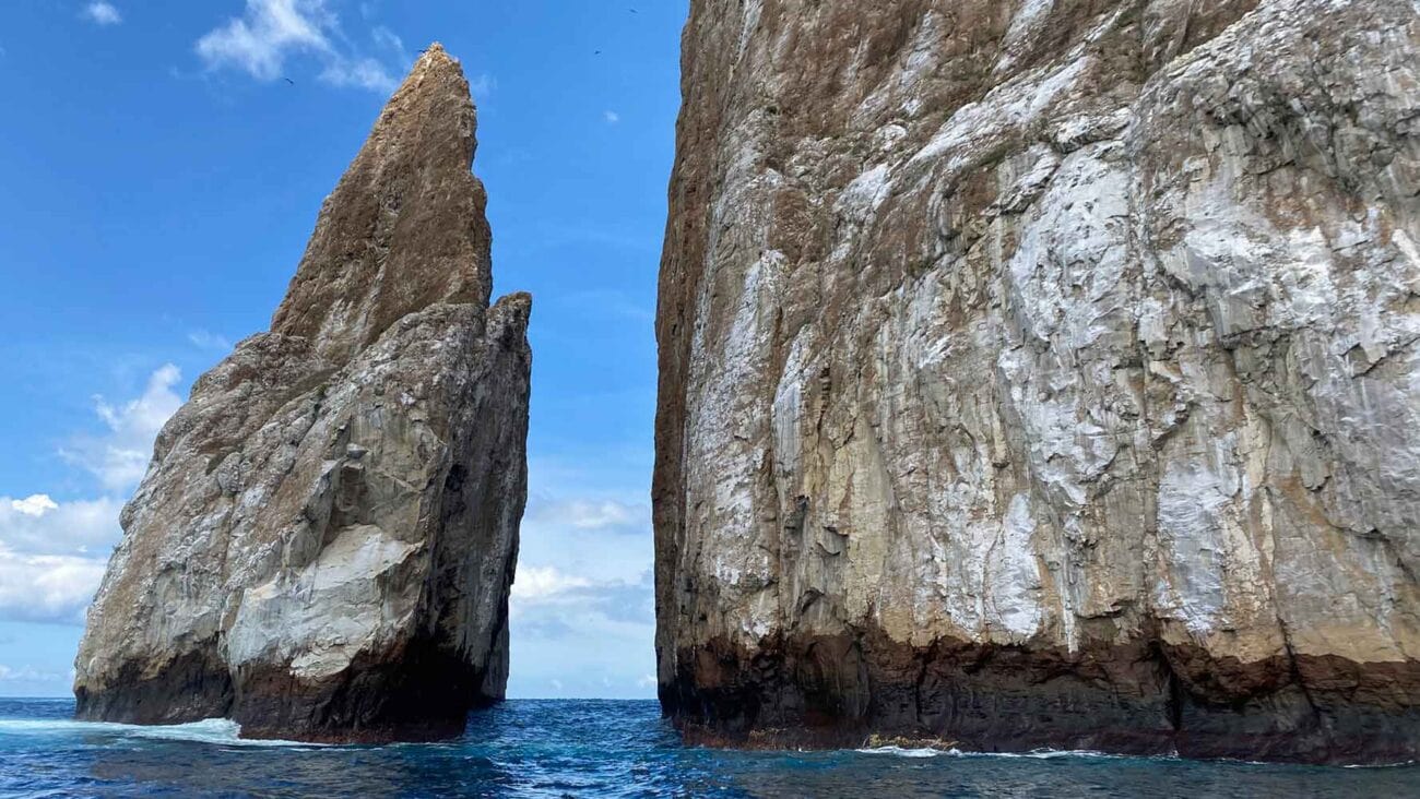 Kicker Rock vor San Cristóbal auf Galápagos ragt als Felsformation aus dem Meer.