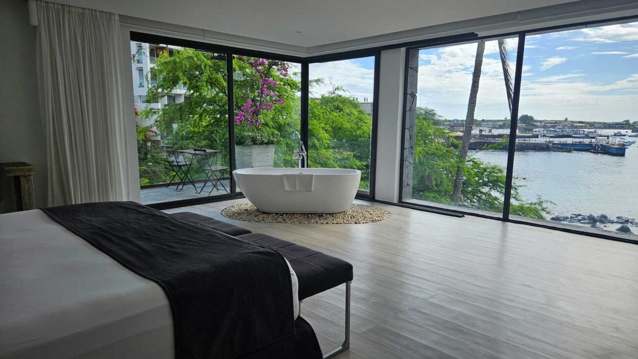 Blick aus einem Zimmer im Golden Bay Galápagos auf Strand und Meer