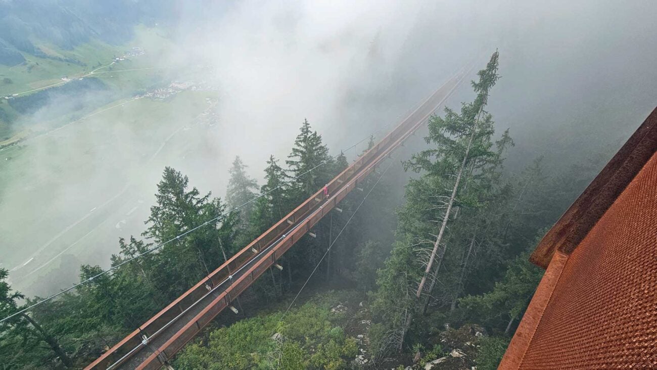 Hängebrücke am Sunnenseit’n Weg in dichtem Nebel