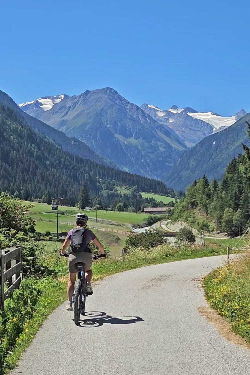 E-Bike auf der Stubai Radroute 19 mit Bergen im Hintergrund