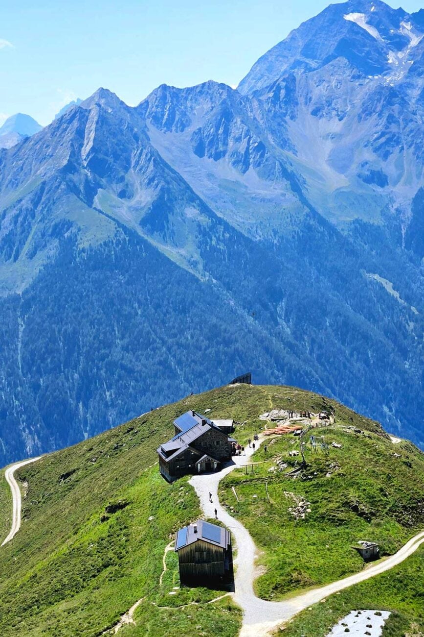 Starkenburger Hütte vor den Bergen des Stubaitals