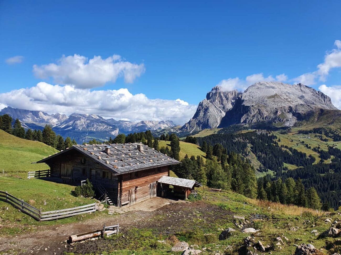 Seiser Alm mit Hütte und Berge