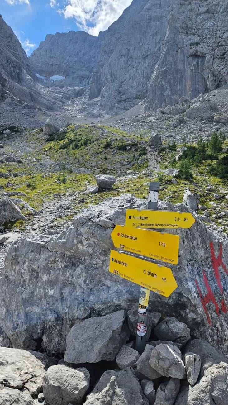 Gelber Wanderwegweiser zwischen Felsen im Blaueiskar