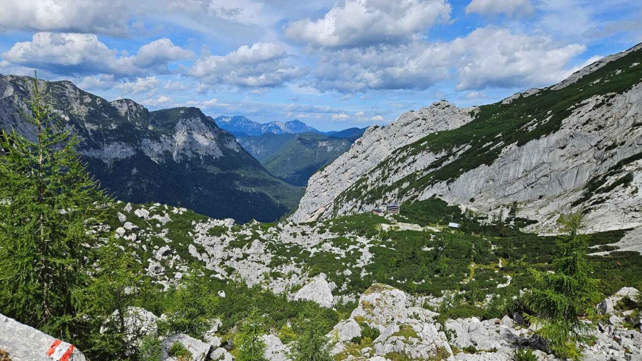 Blick zurück auf die Blaueishütte und die umliegende Berglandschaft im Blaueiskar