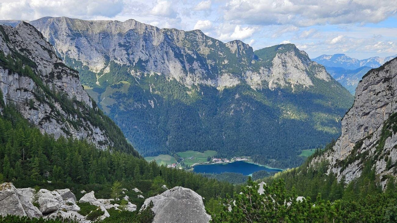 Blick vom Wanderweg hinunter auf den Hintersee bei Ramsau
