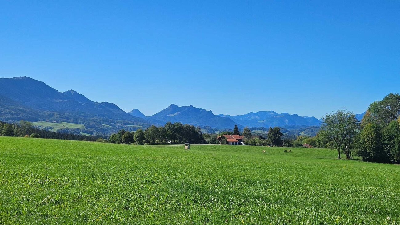 Landschaft in Prien mit Berge als Kulisse